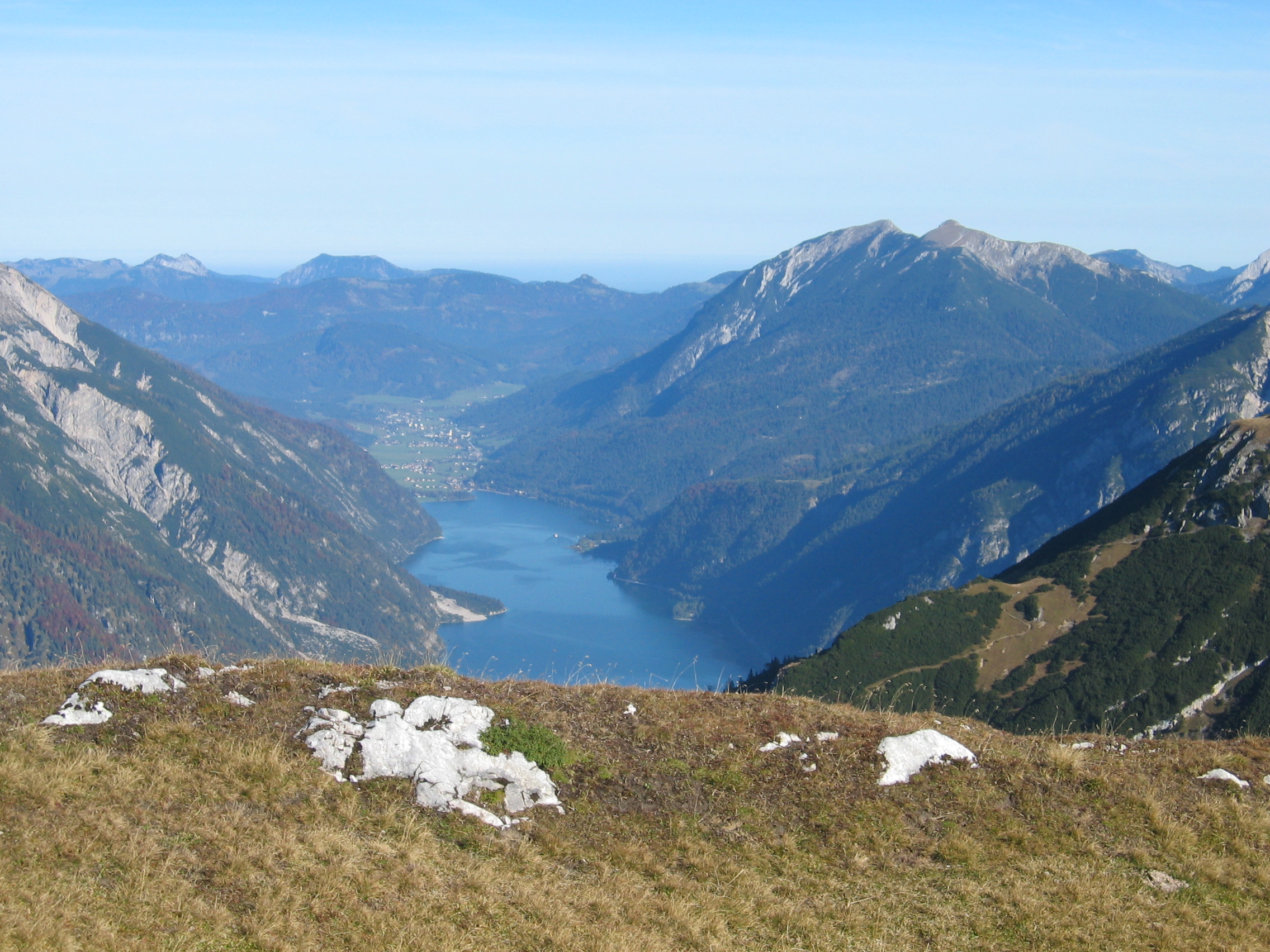 Achensee, dahinter mehrere "unnütze" Gipfel
