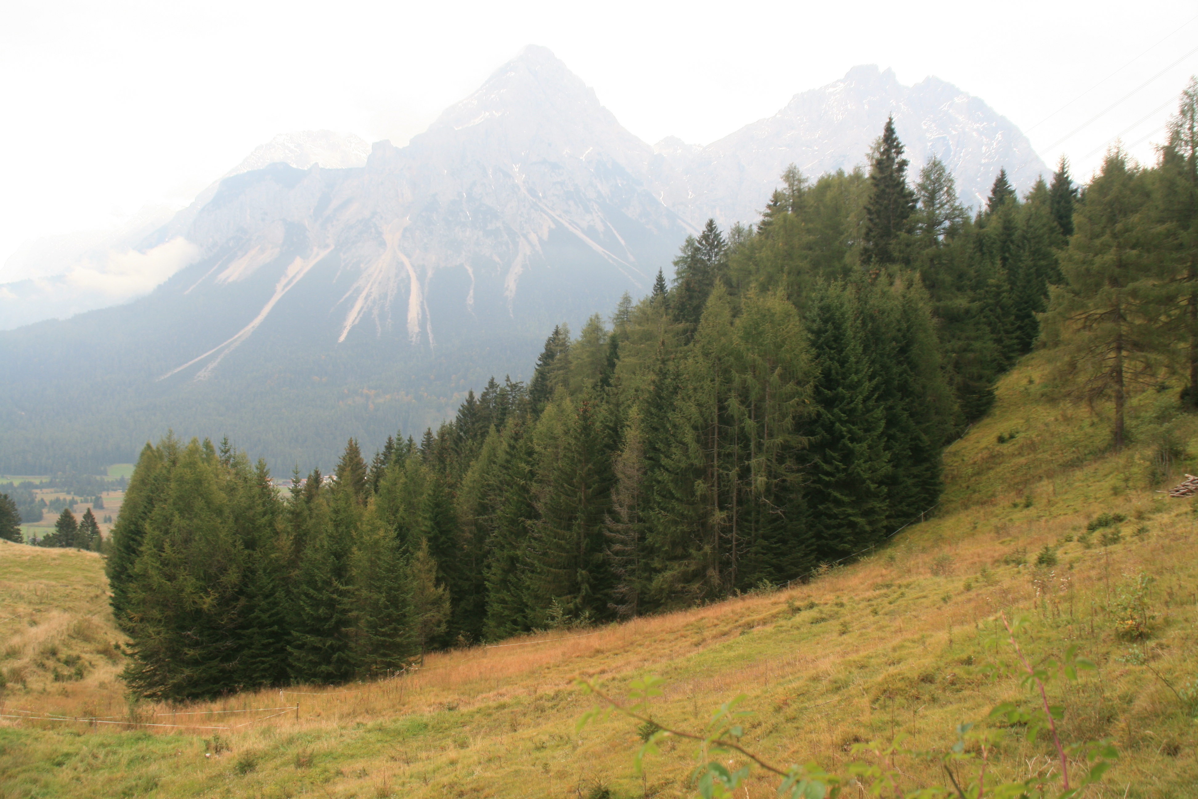 Ehrwalder Sonnenspitze und Wamperter Schrofen im Dunst