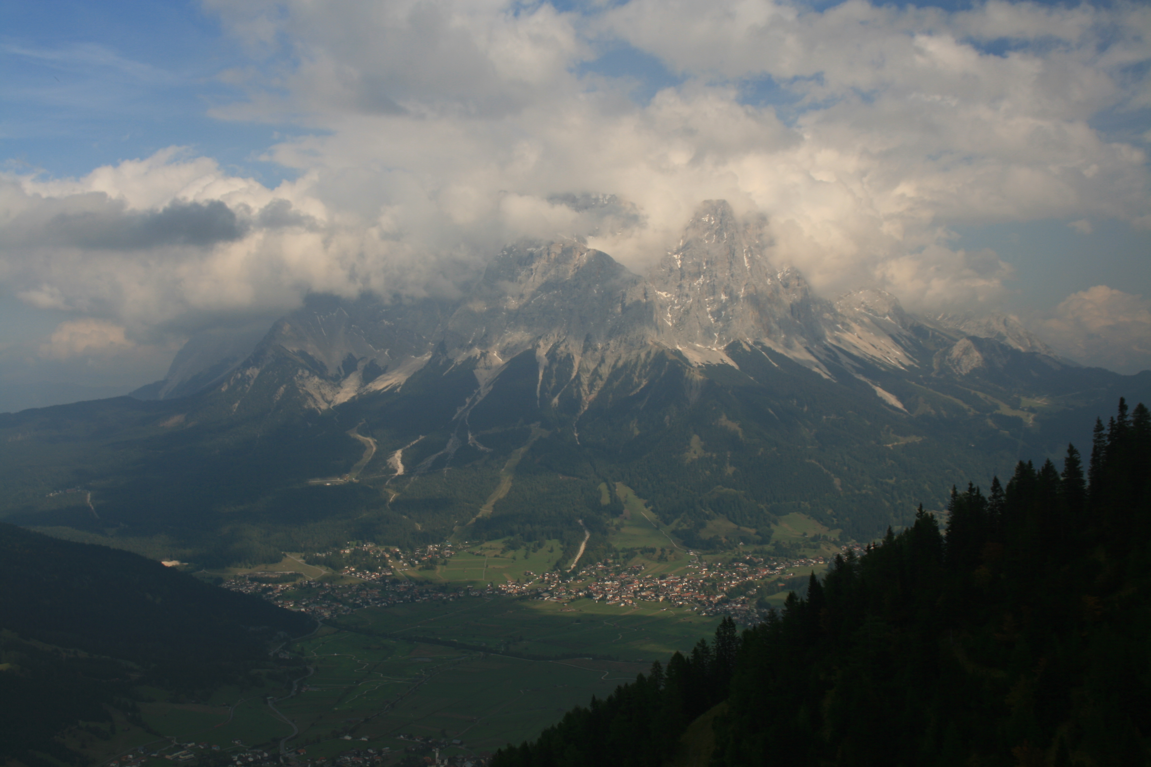 Auch die Zugspitze steckt in Wolken.