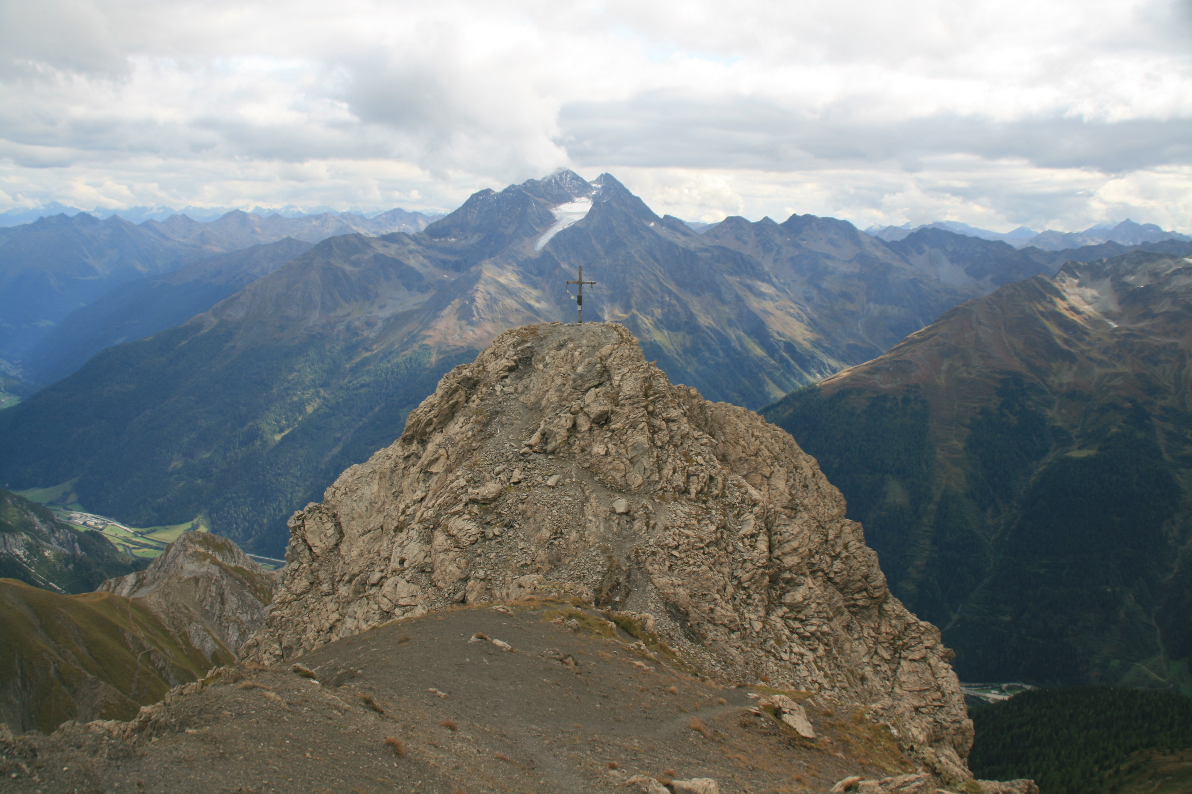 Stanskogel-Kreuzgipfel, dahinter Hoher Riffler