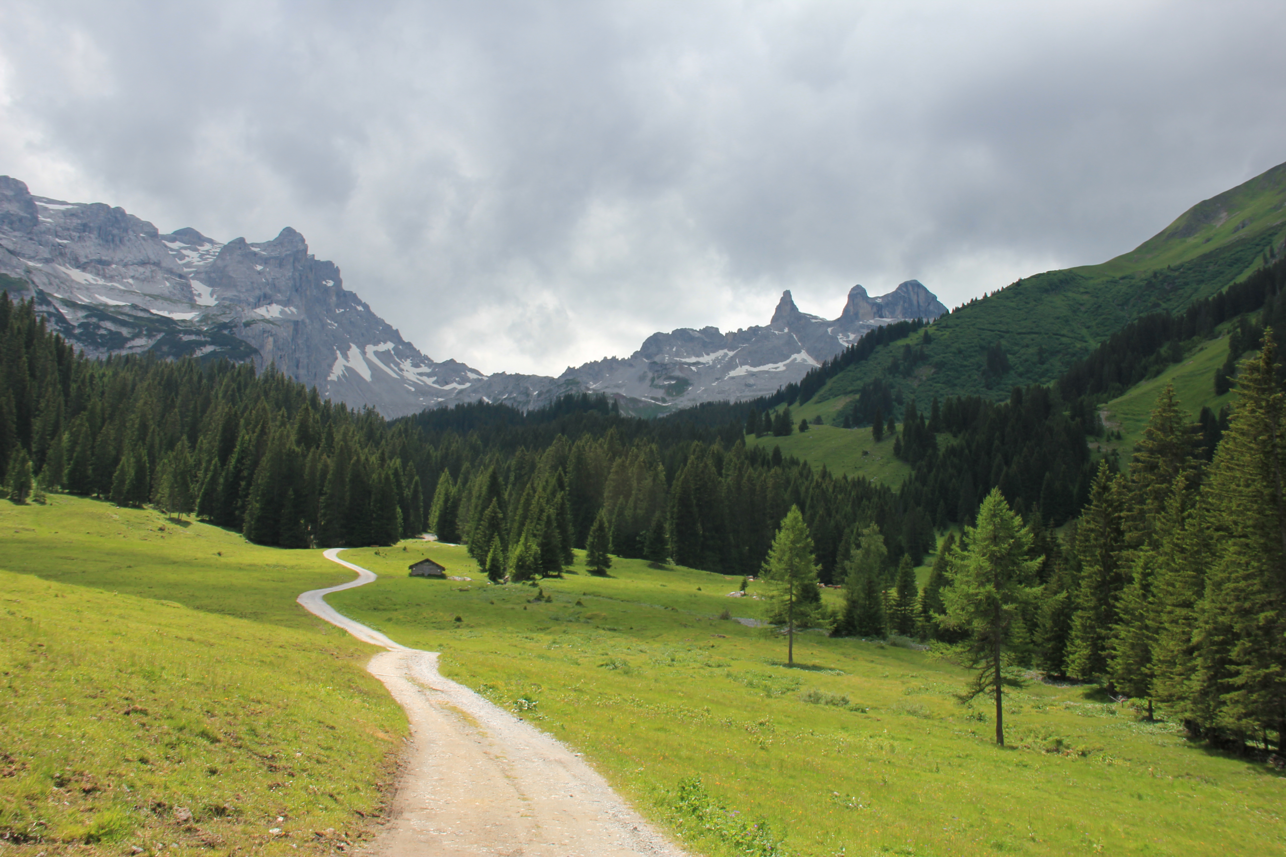 Abstieg über die Sporaalpe, rechts die Drei Türme