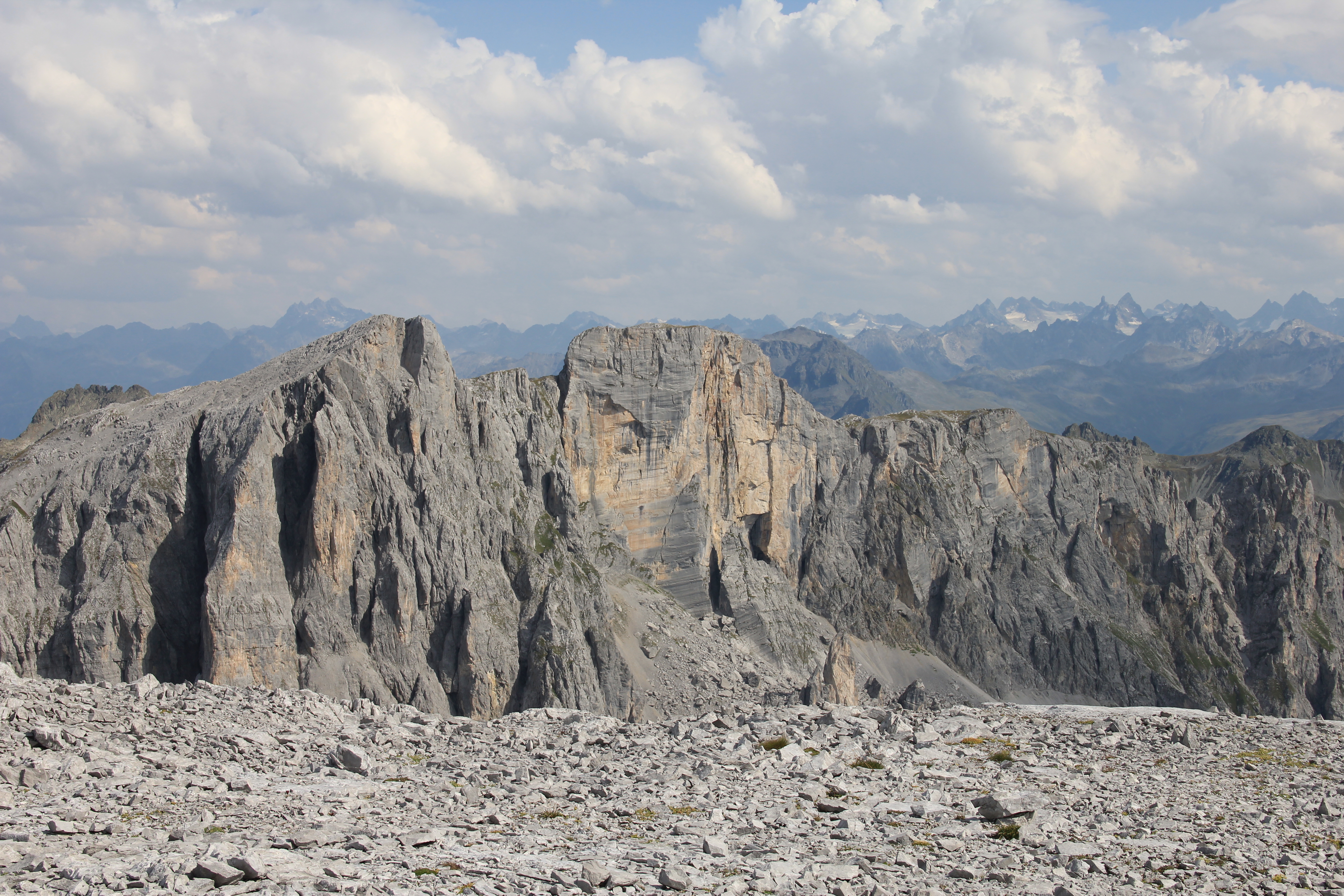 Scheienfluh, dahinter die Silvretta