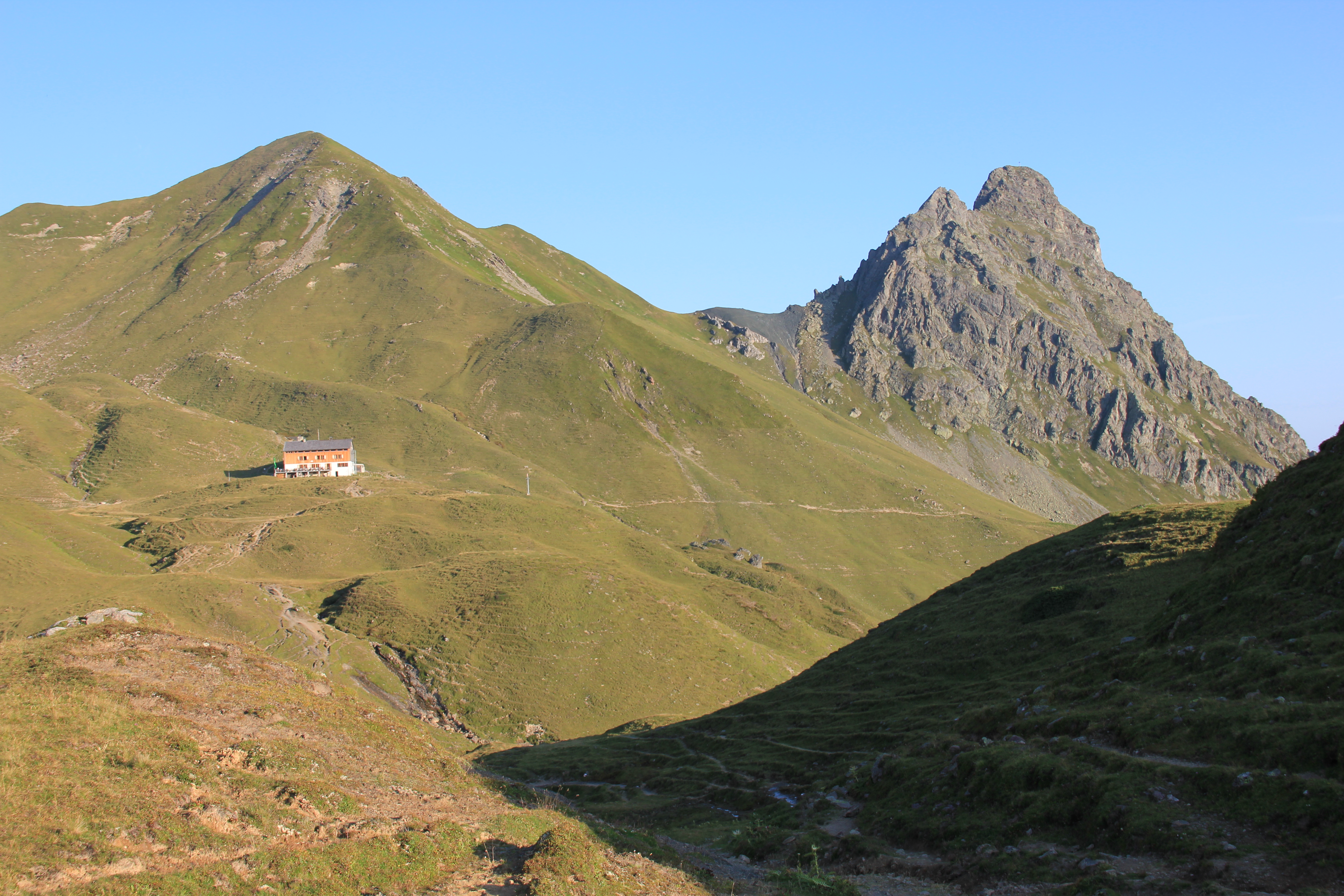 Tilisunahütte, rechts das Schwarzhorn