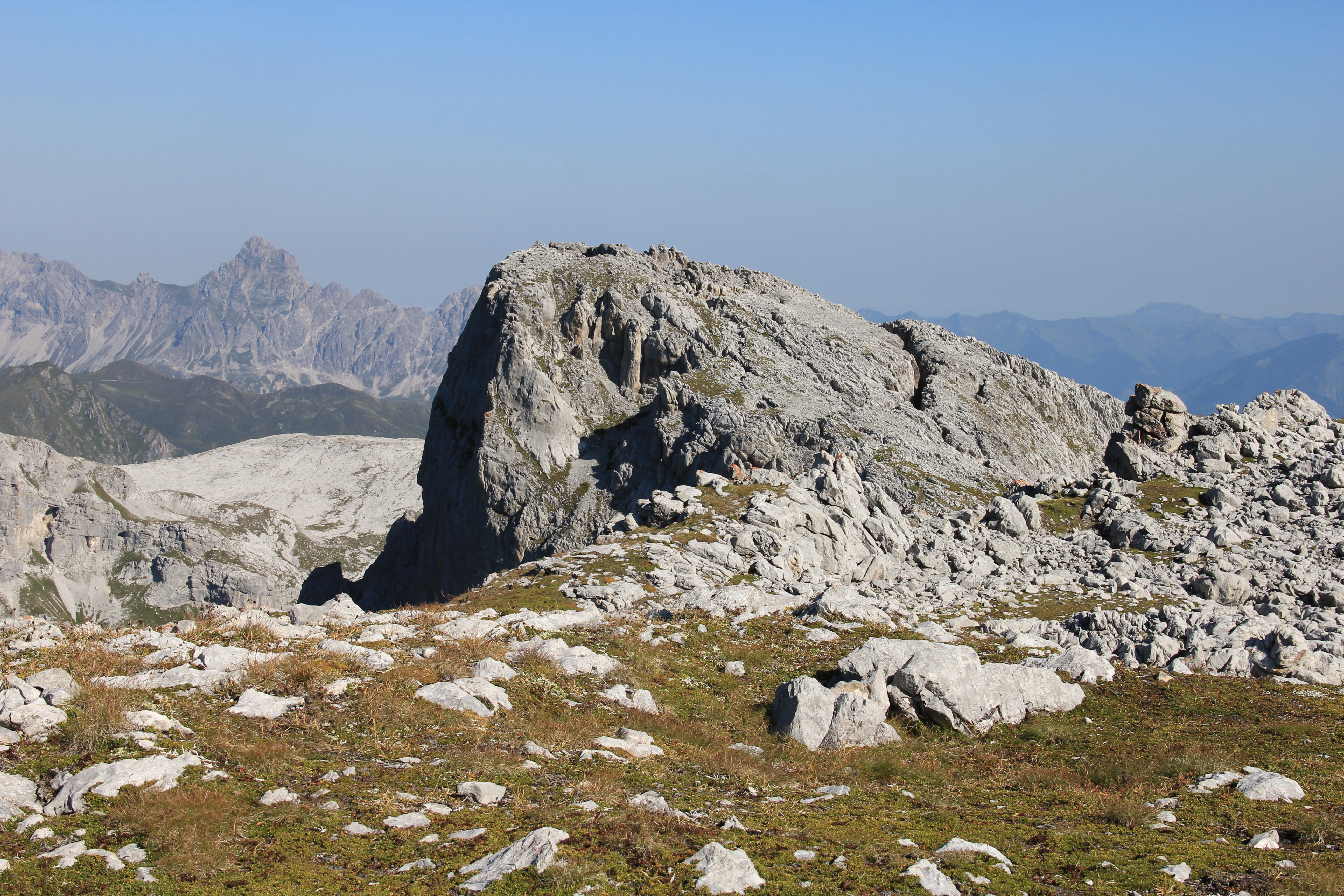 Scheienfluh-Gipfel, links die Zimba