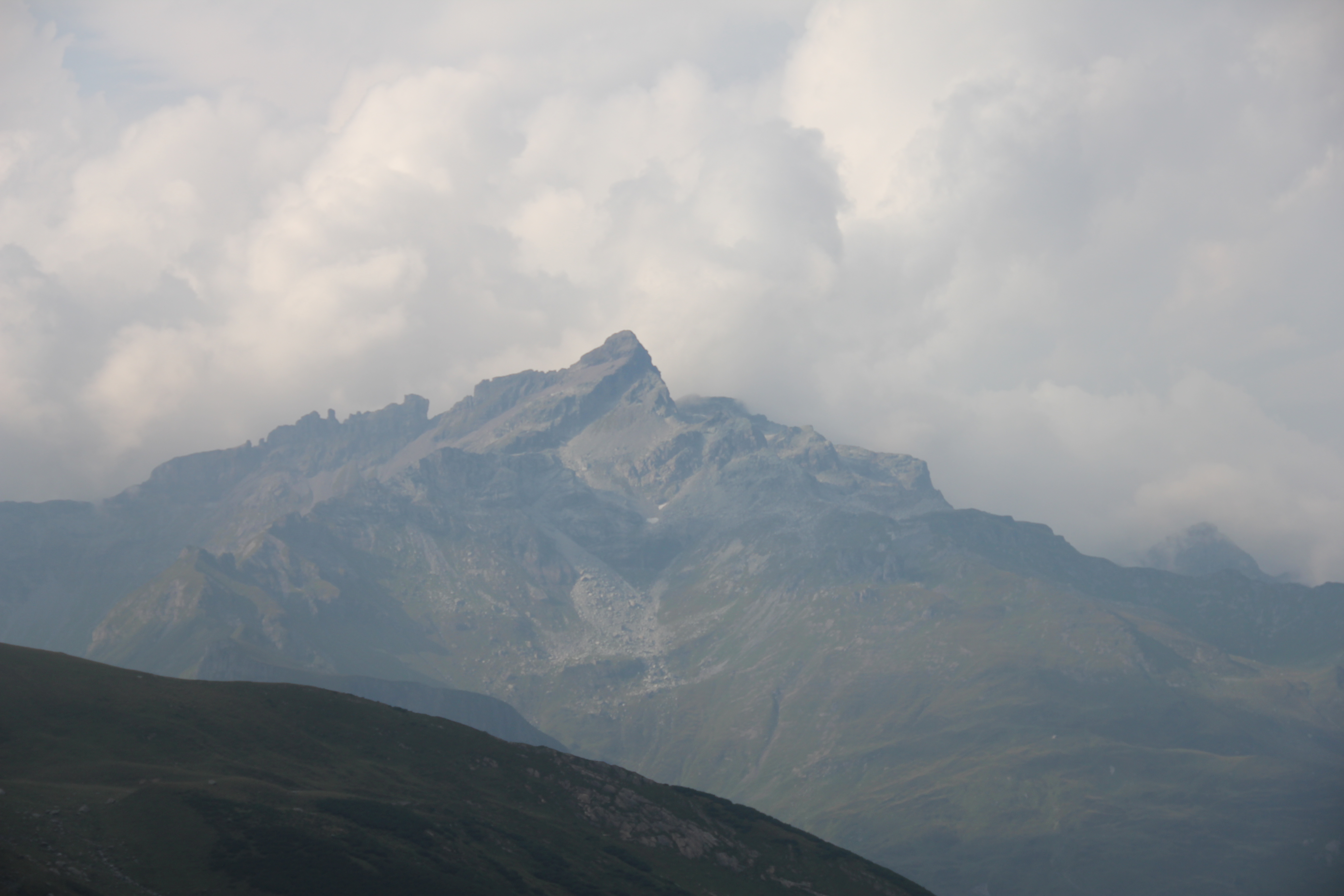 Bedrohliche Wolken hinter dem Chärpf-Massiv