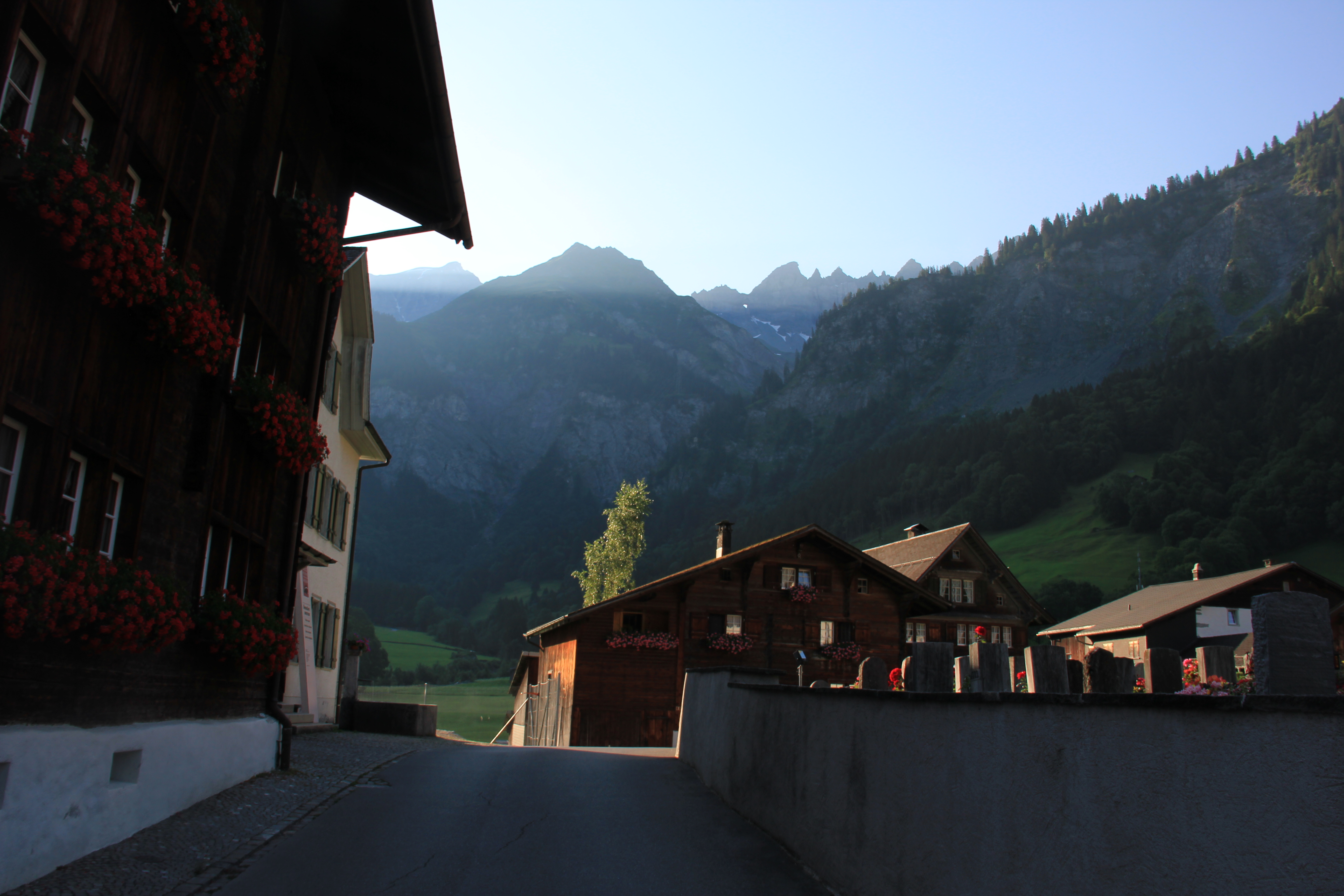 Start in Elm; im Hintergrund (winzig) das Martinsloch
