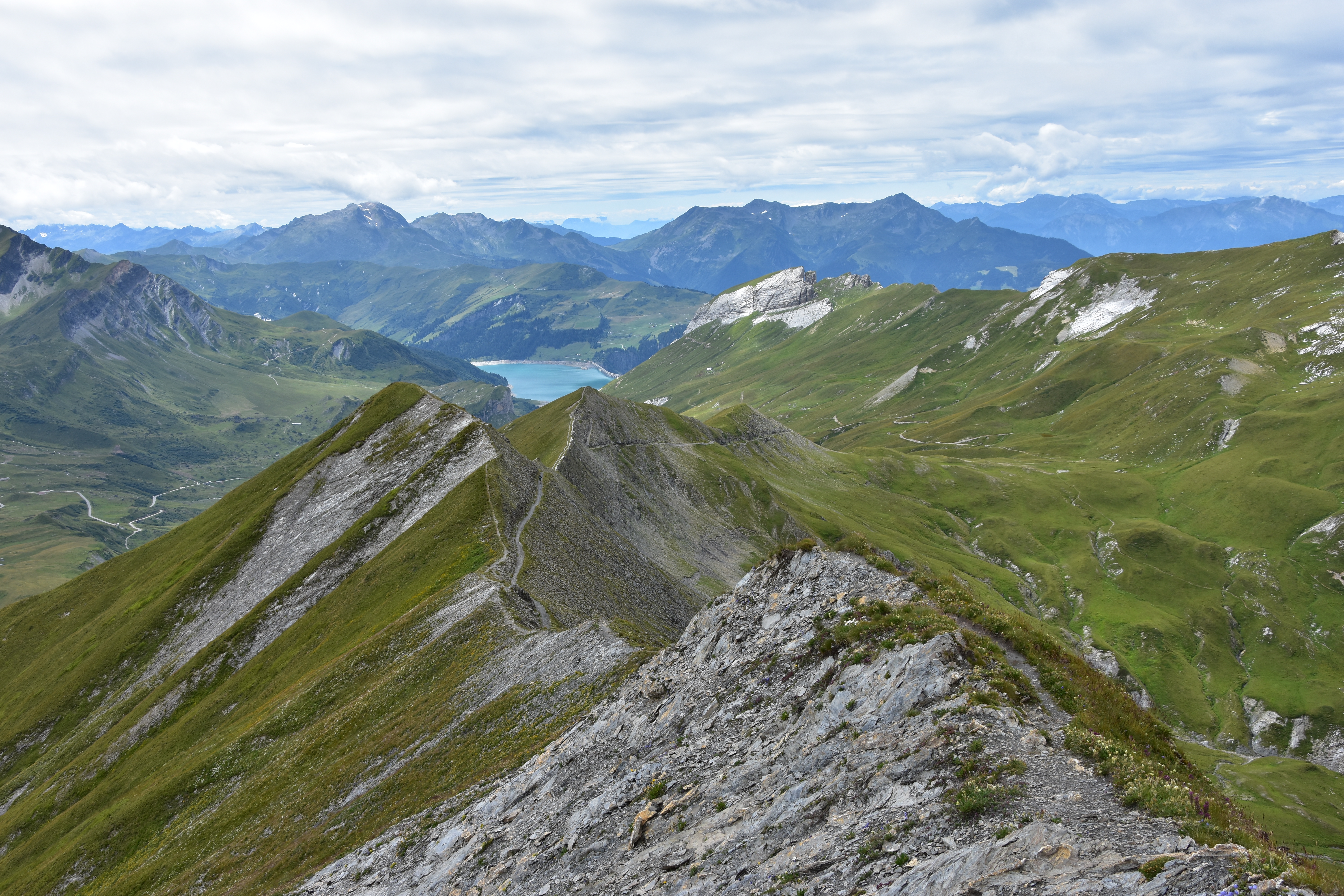 Blick von der Cr&ecirc;te des Gittes zum Lac de Roselend