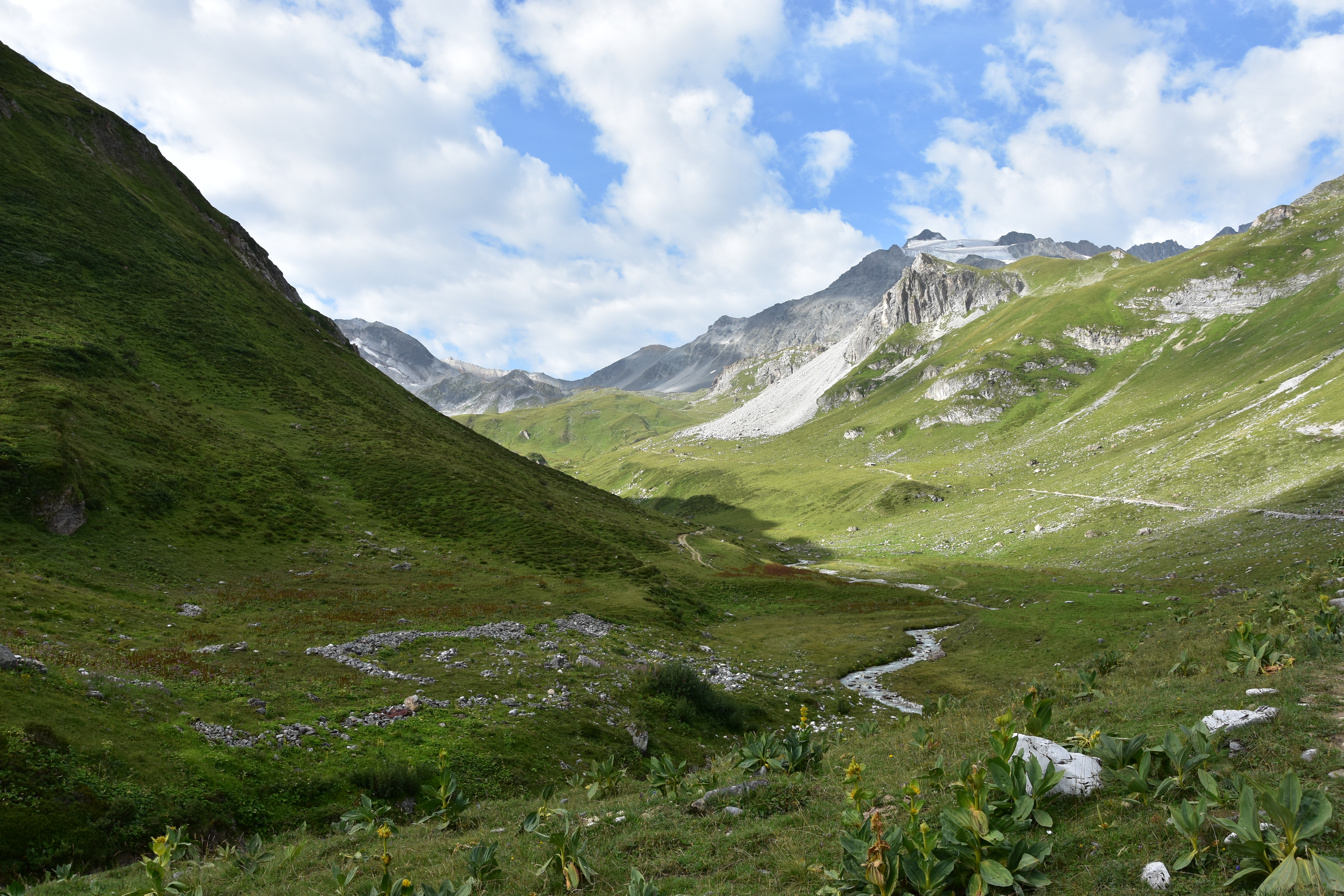 Der Weg zum Pass ist noch weit.