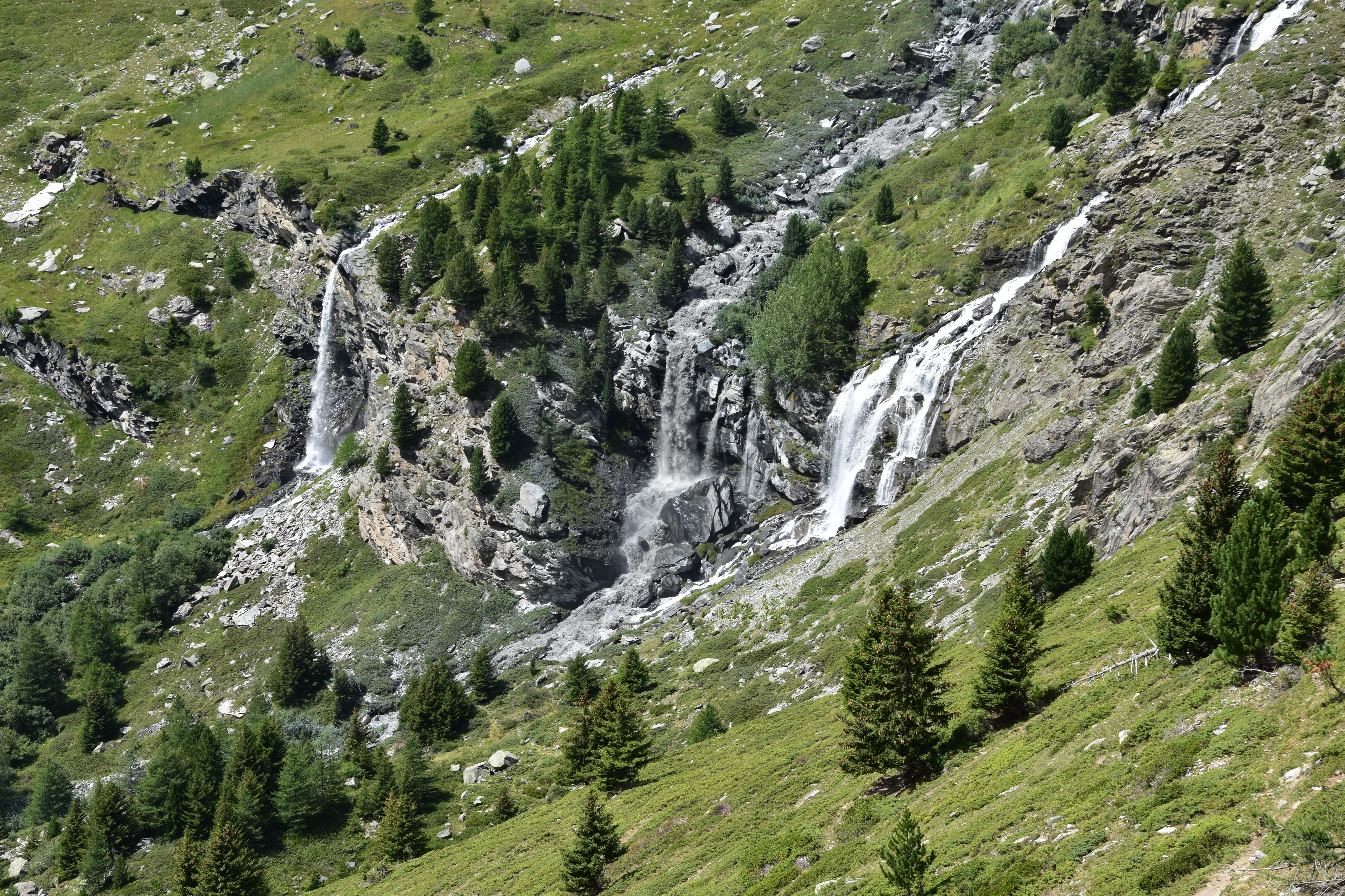 Schmutziger Wasserfall zwischen zwei sauberen Wasserf&auml;llen