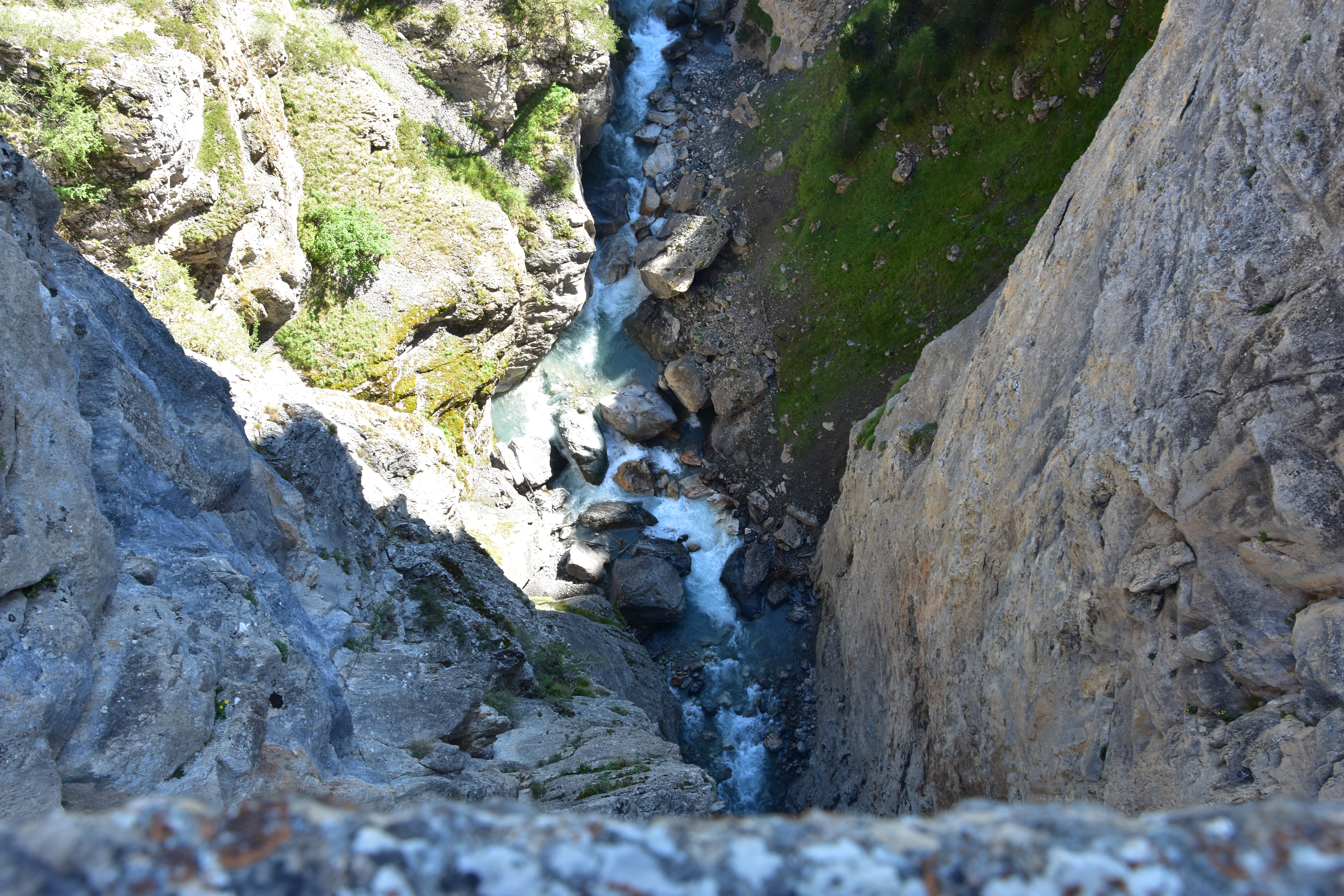 Tiefblick von der Br&uuml;cke