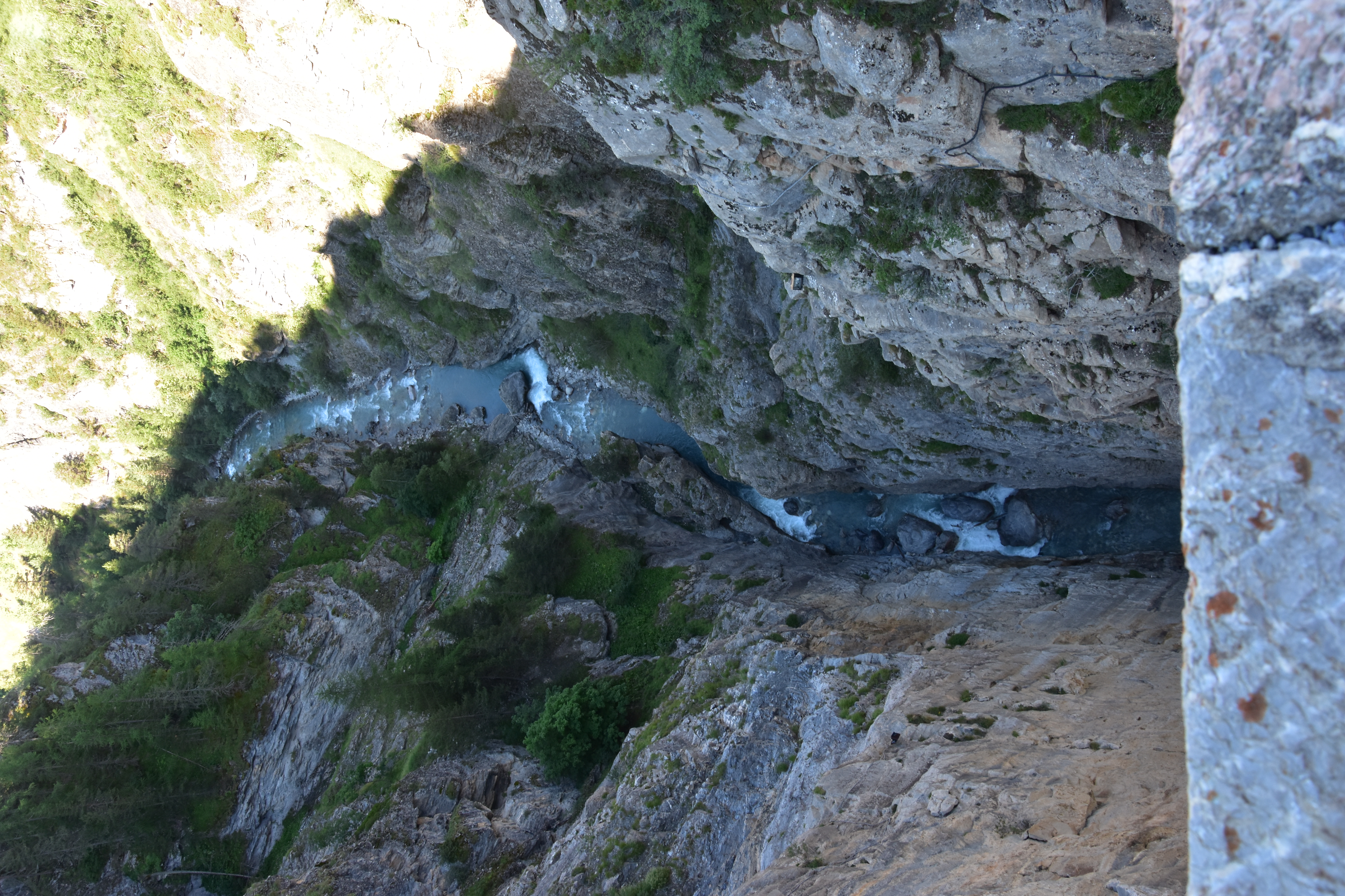 Tiefblick von der Br&uuml;cke